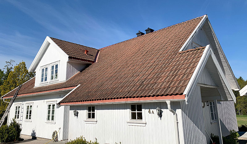 Eksempel på takstein før takvask, impregnering og takfornying