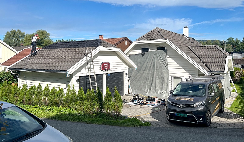 maling-av-takstein-foer-takbehandling-1 Eksempel på takstein før takvask, maling av takstein og takfornying