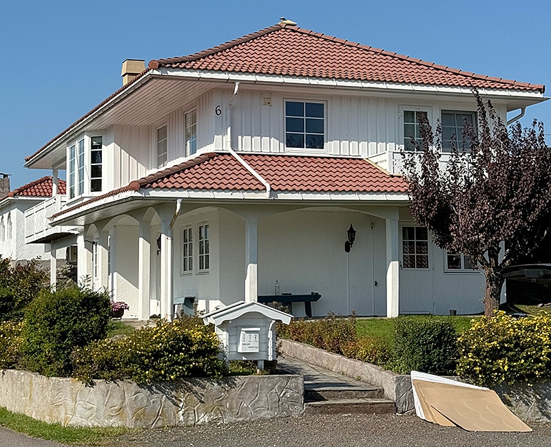 Eksempel på takstein før takvask, maling av takstein og takfornying
