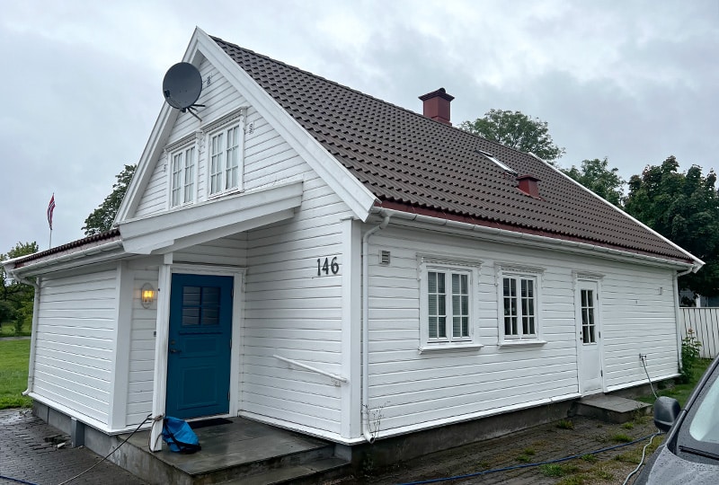 Eksempel på takstein før og etter takvask, impregnering og takfornying