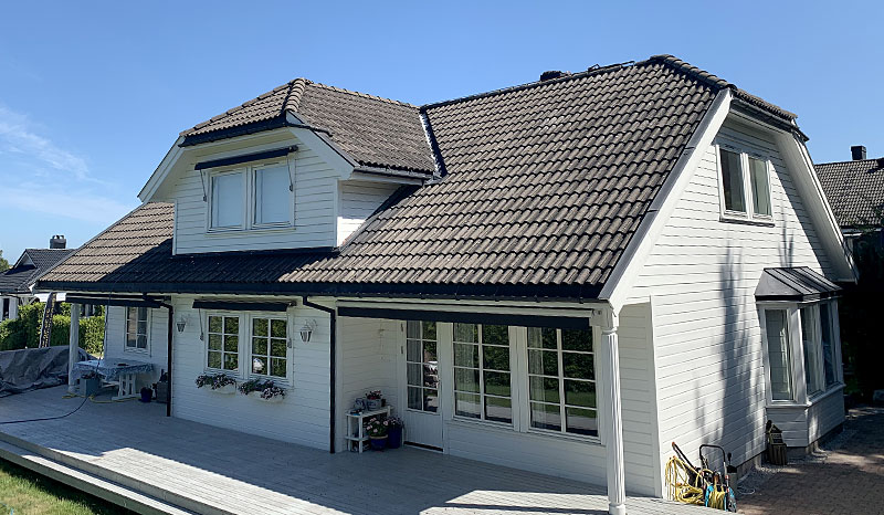 Eksempel på takstein før takvask, maling av takstein og takfornying